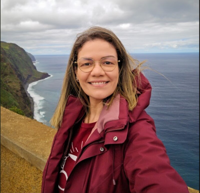 Milene na Madeira com vista para o oceano